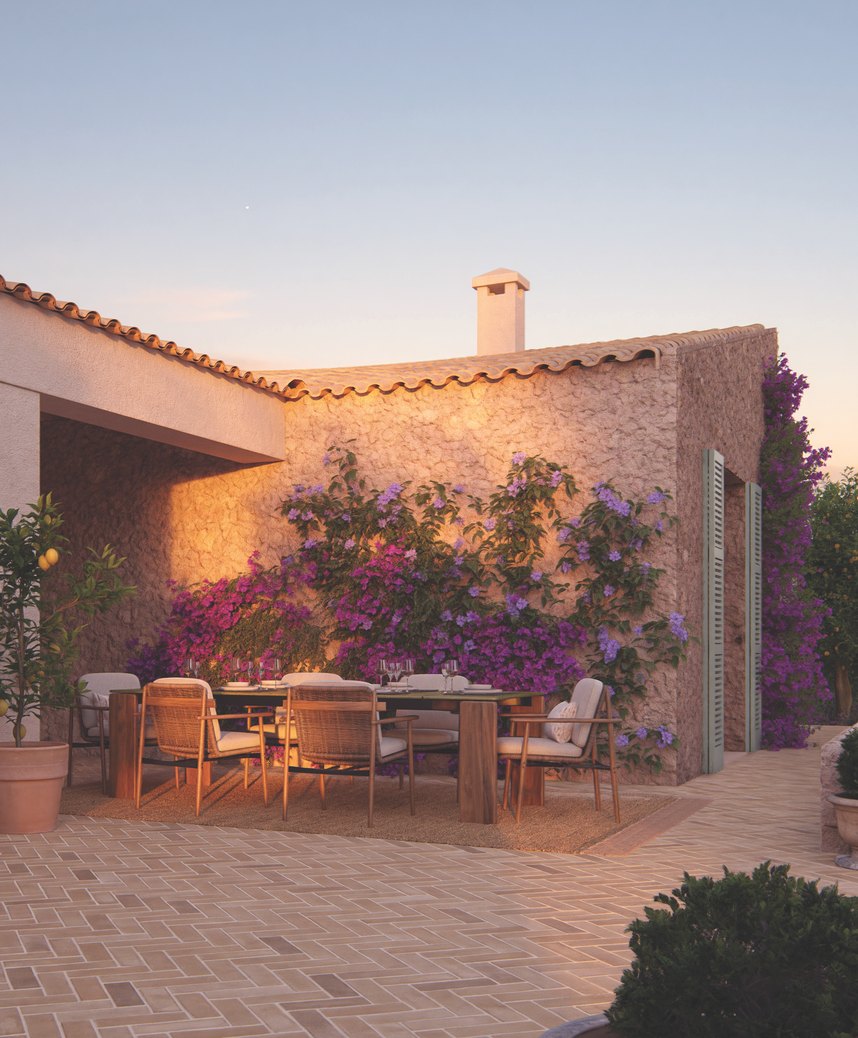 Terraza cubierta con buganvilla al anochecer