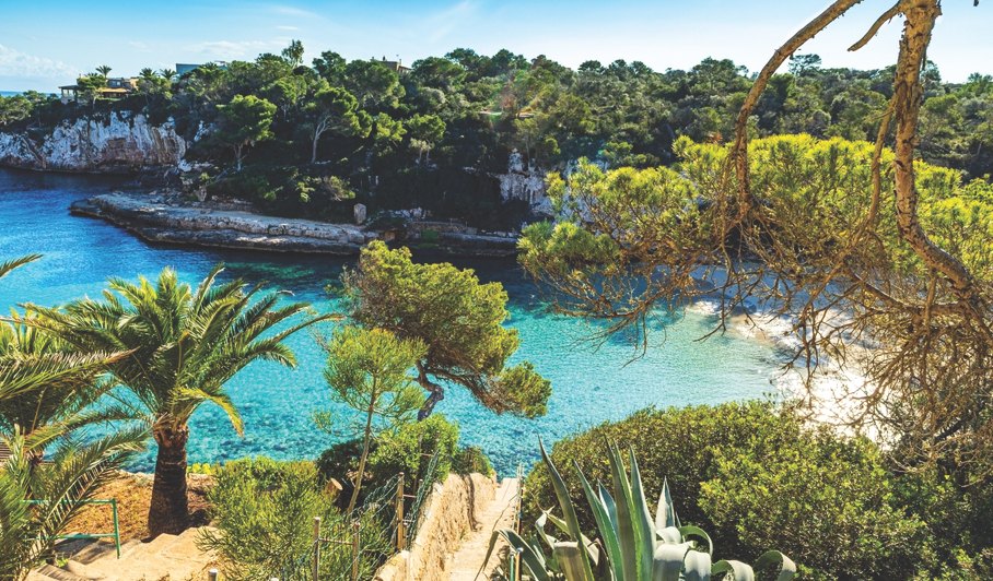 Cala de aguas turquesa en el sur de Mallorca